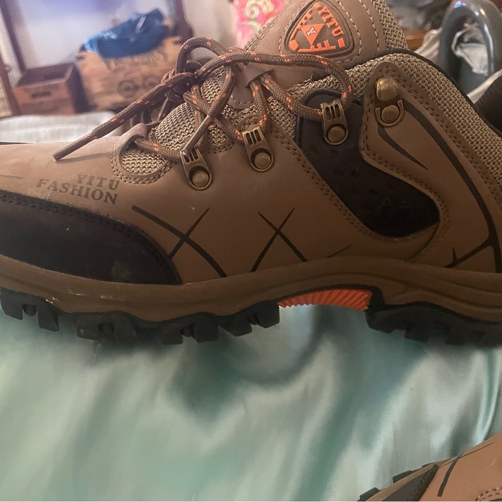 Men's Tan and Black Athletic Shoes